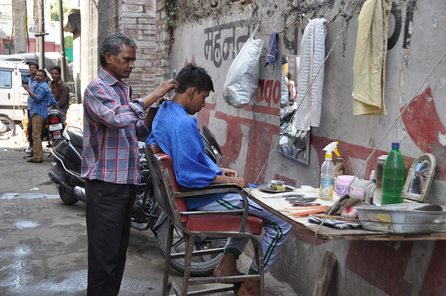 印度的街边理发师