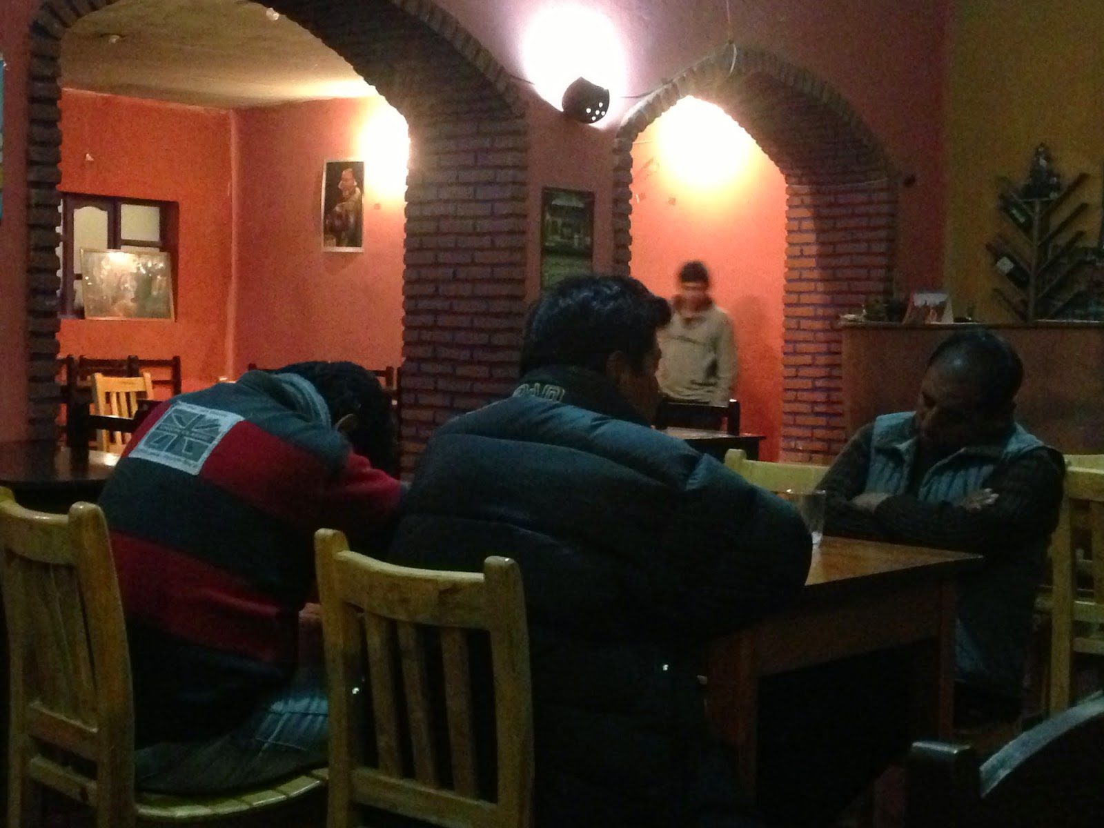 我猜餐厅里只有三个玻利维亚人在睡觉，这让他们急于关门。