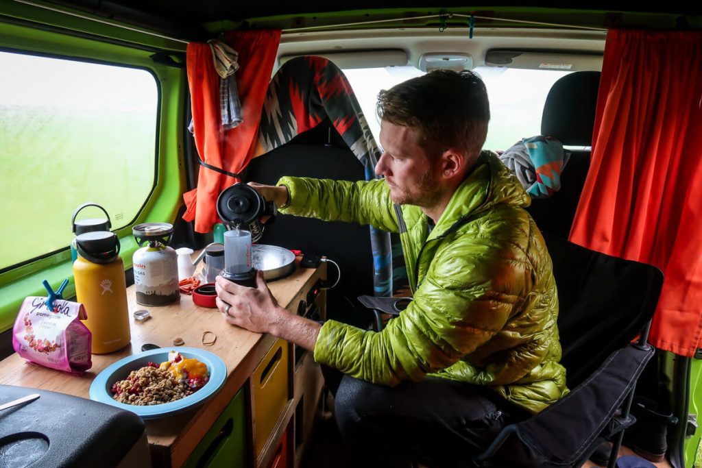 冰岛的食品杂货:在露营车上做饭