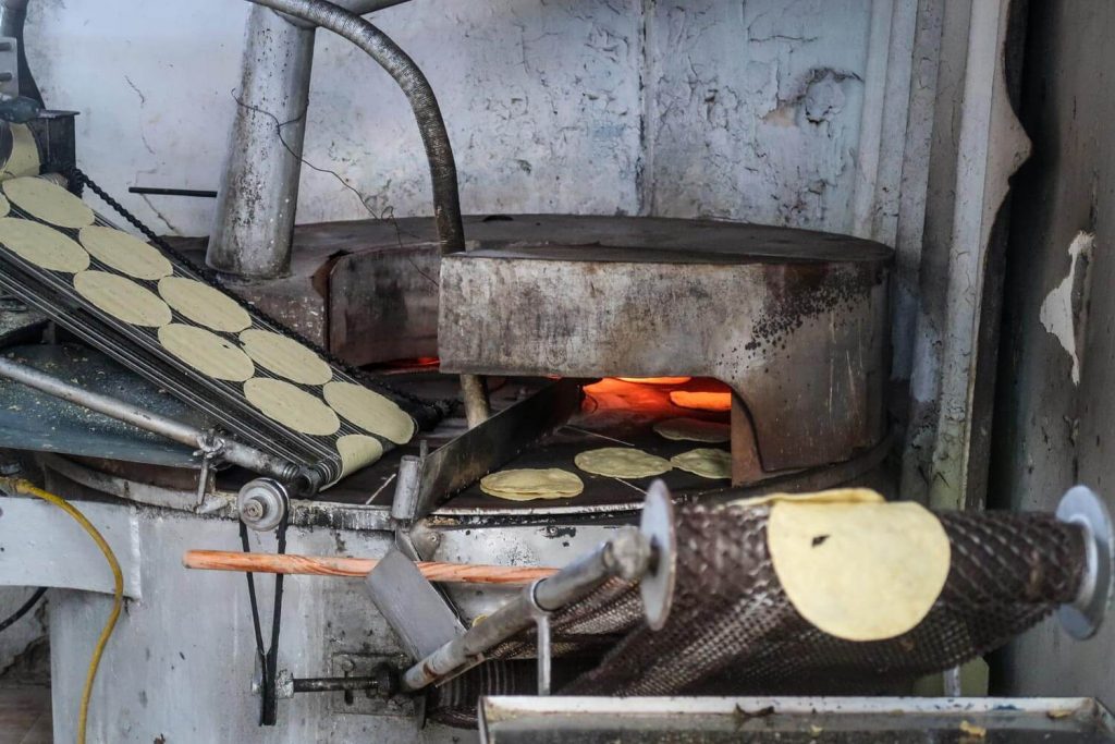 墨西哥的新鲜玉米饼制作