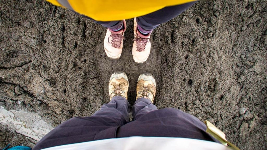 登山靴陷在泥土里