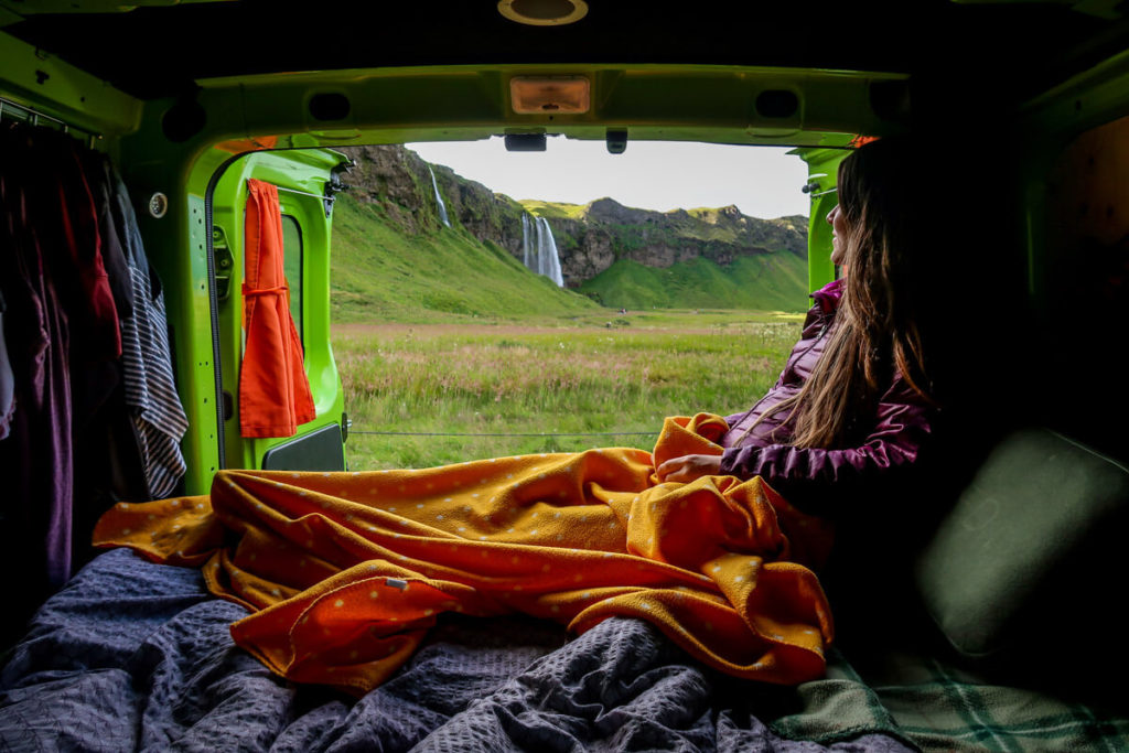 露营车由Skogafoss冰岛