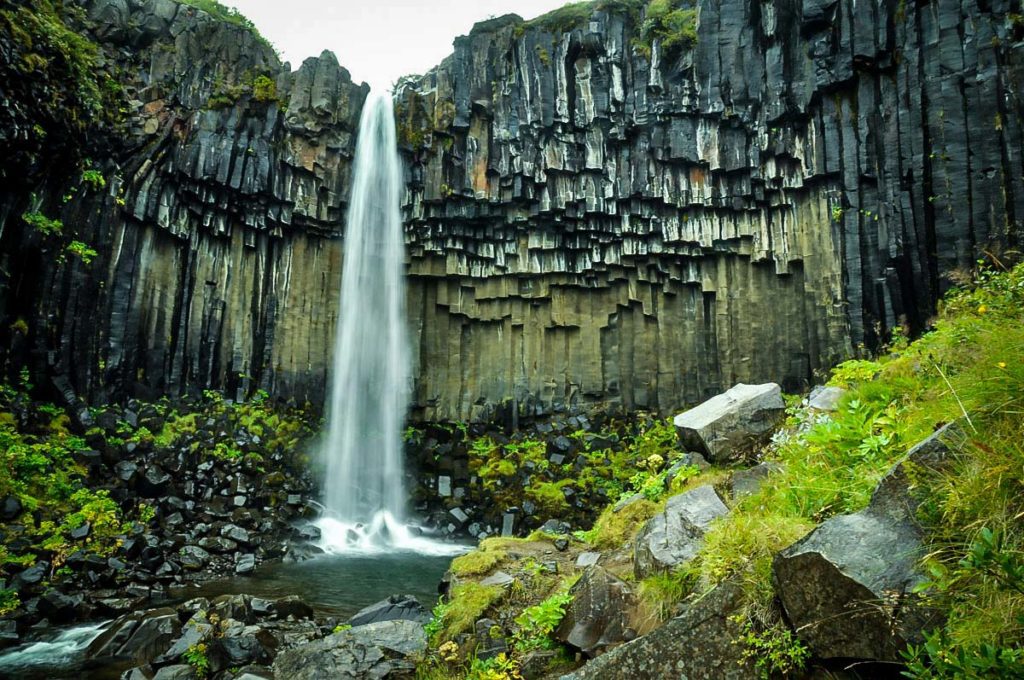 冰岛的斯瓦提福斯“黑瀑布”