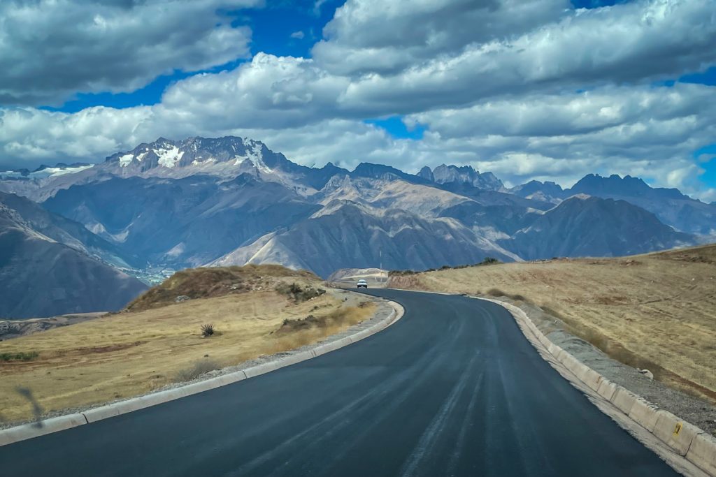 开车穿过秘鲁的安第斯山脉