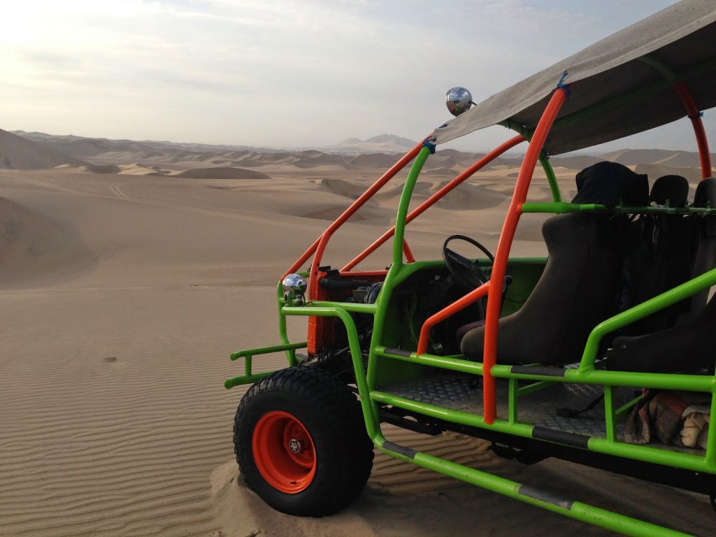 秘鲁瓦卡奇纳的沙丘车