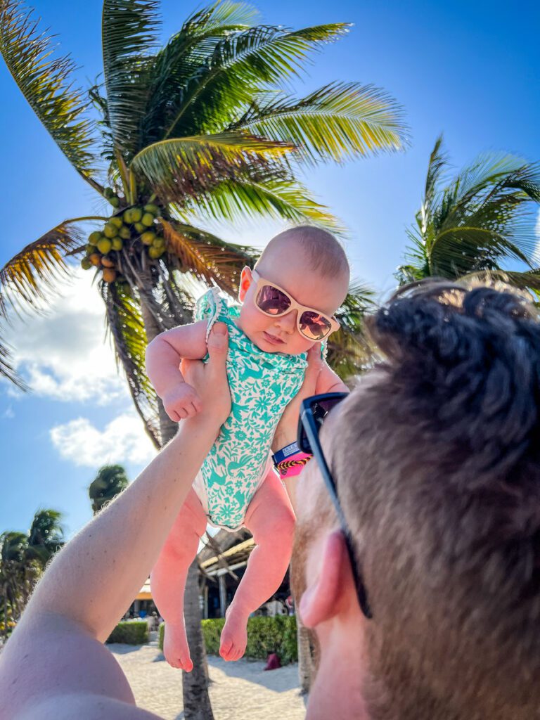 华体会最新登录网站带着一个婴儿技巧Akumal Mexico Baby Sunglasses