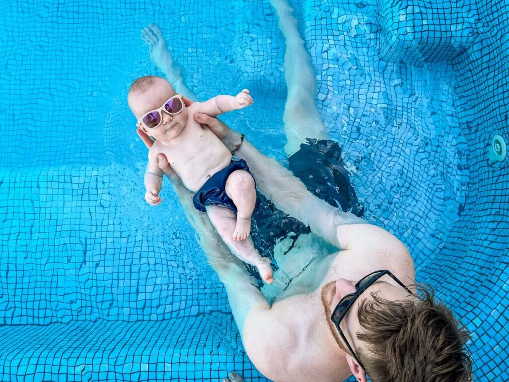 墨西哥坎昆酒店游泳池与婴儿