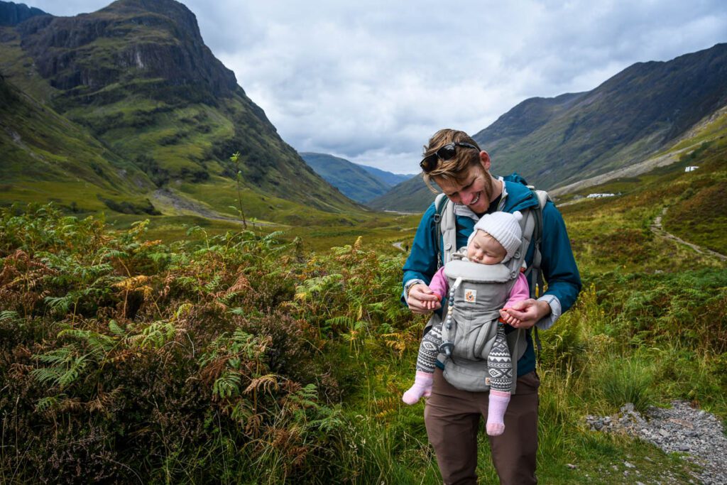 华体会最新登录网站带着一个婴儿技巧napping on the go Glencoe, Scotland