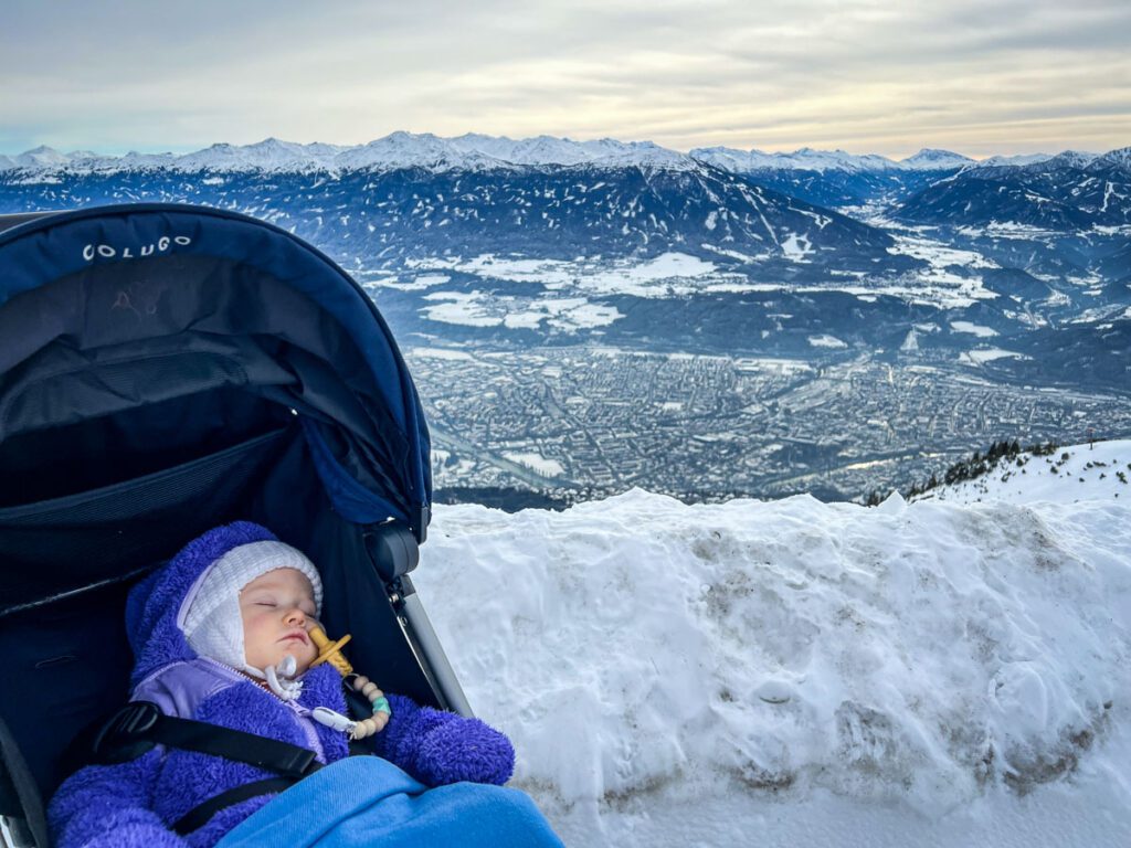 华体会最新登录网站带着一个婴儿技巧napping on the go Innsbruck, Austria