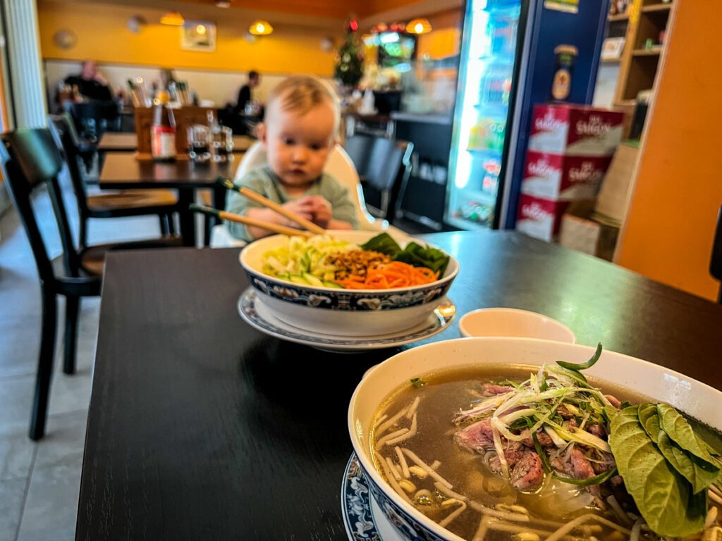 华体会最新登录网站带着一个婴儿技巧Pho Vietnamese restaurant