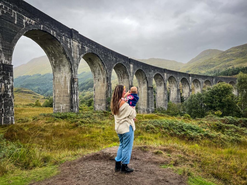 华体会最新登录网站带着一个婴儿技巧Glenfinnan Viaduct Scotland