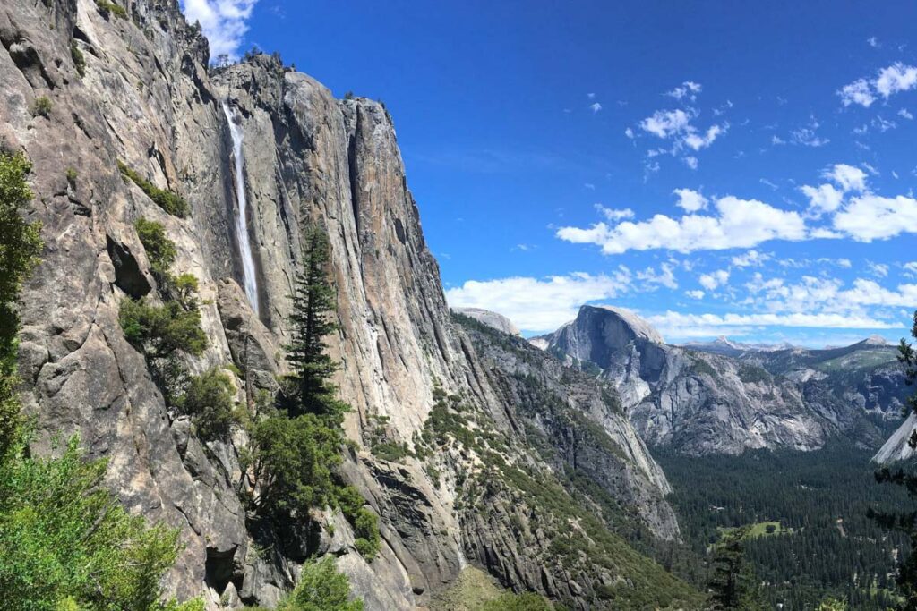 上约塞米蒂瀑布低流量和半圆顶约塞米蒂(保罗·福克斯)