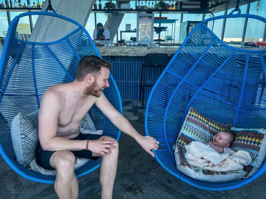 华体会最新登录网站带着一个婴儿技巧Cancun, Mexico