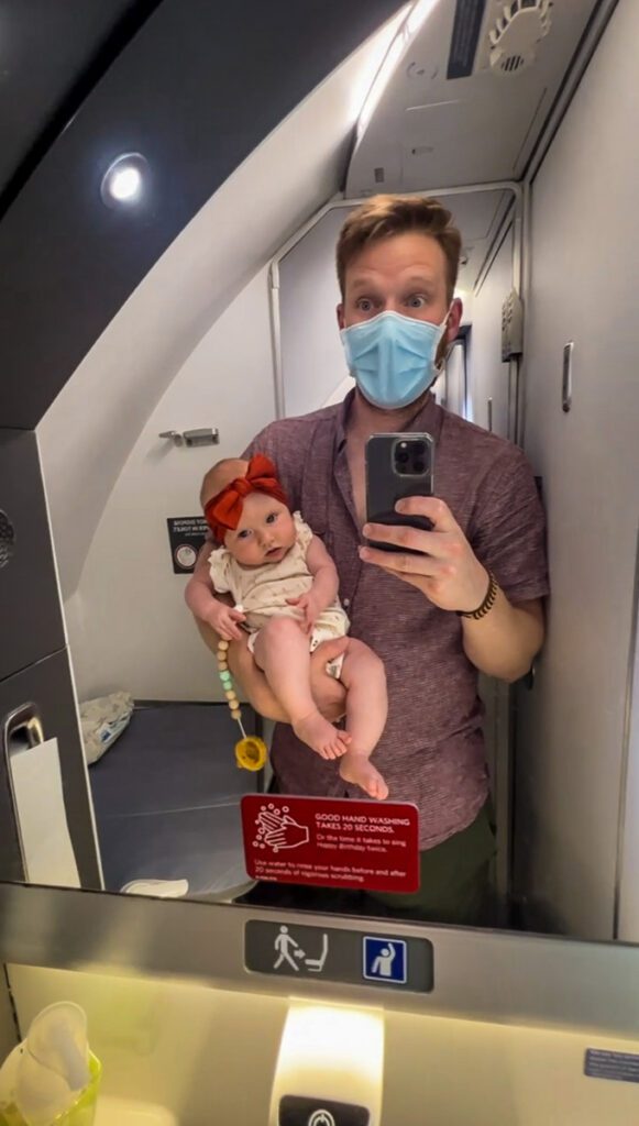 带着婴儿的飞机洗手间