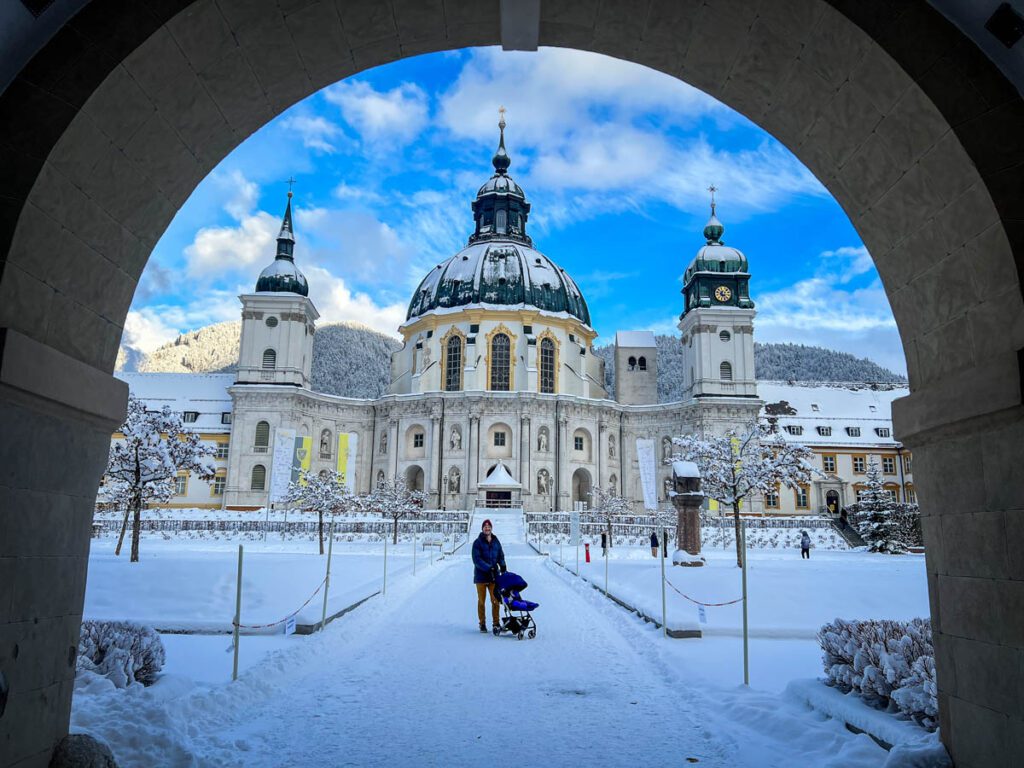 华体会最新登录网站带着一个婴儿技巧Austria monastery Ettal Abbey