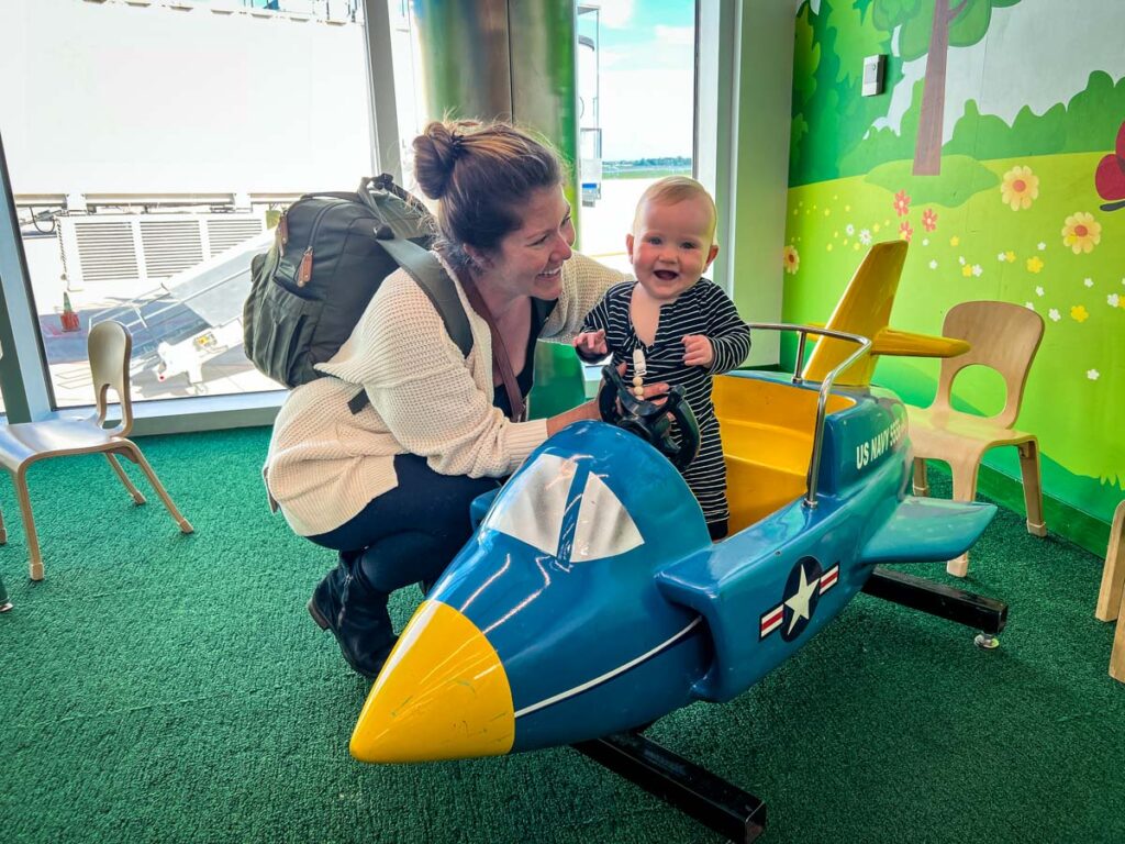 带着婴儿在机场游乐区飞行