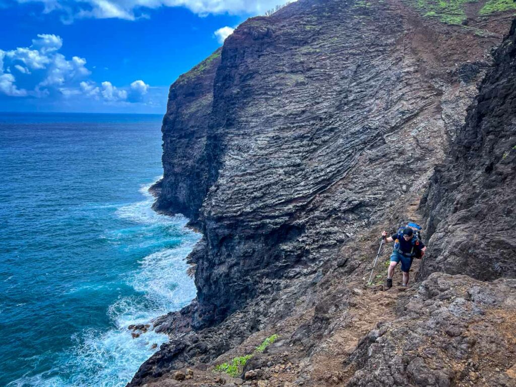 Crawlers Ledge远足卡拉劳海滩